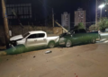 Condutor perde o controle de Dodge Ram e colide em 2 veículos estacionados