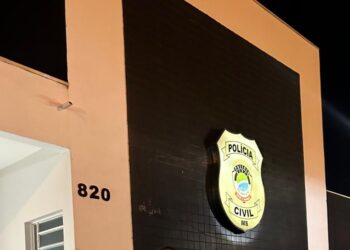 Adolescente é apreendido, após passar as mãos nas nádegas de uma policial civil, em Dourados