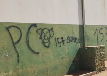 Cara que picha PCC em paredes é preso e comunicação da facção é investigada pela polícia