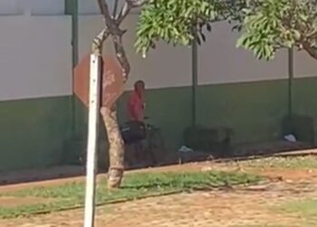 Homem é flagrado batendo uma “punha” por viatura na rua e é preso por importunação sexual