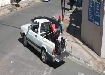 Ladrão furta moto em condomínio e leva em cima de caminhonete, em Campo Grande