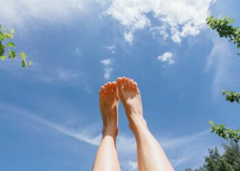 Mito ou verdade: colocar os pés para cima traz algum benefício para a saúde?