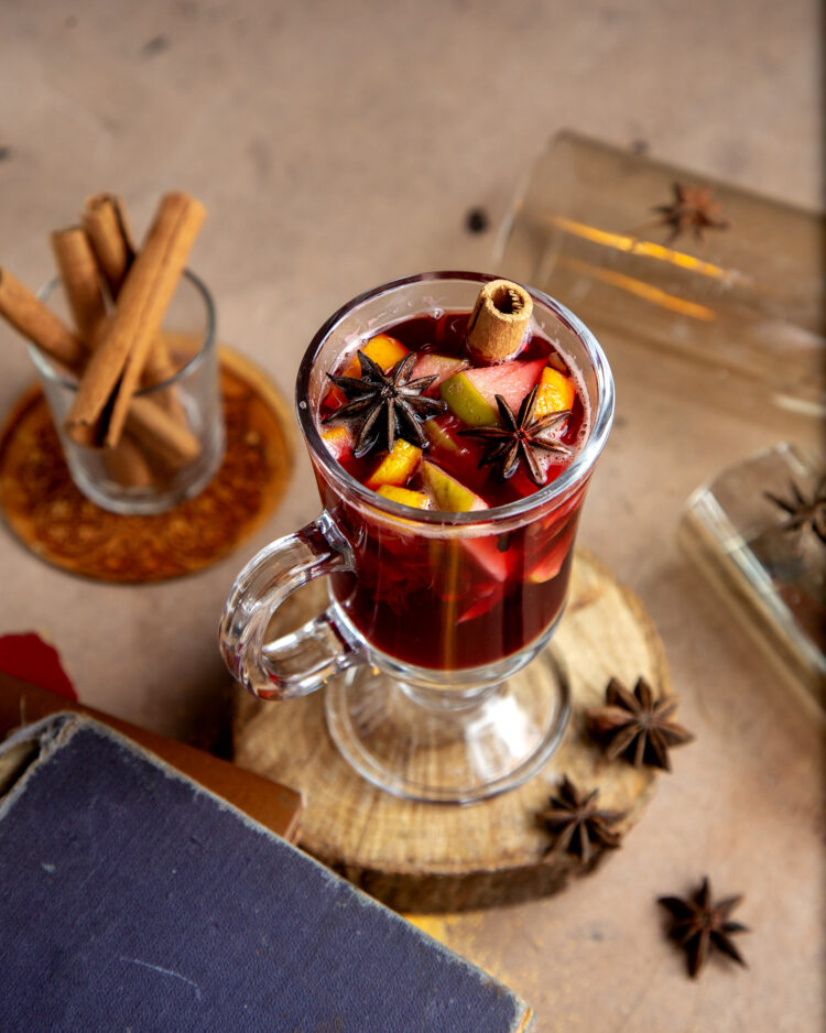 RECEITA: Sabor tradicional da festa junina, quentão pode ser feito com cachaça ou vinho