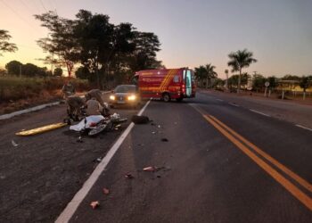 Um morre e outro fica em estado grave em colisão entre moto e carreta na BR-262