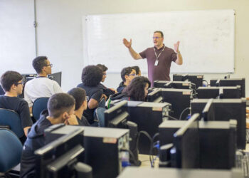 Novo Ensino Médio: Câmara aprova versão final sem espanhol e com 2,4 mil horas de carga básica