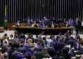 Tributária: Câmara aprova texto com trava para IVA e inclui carne na cesta básica zero após pressão