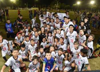 Antes abandonados, campos de futebol recebem iluminação fomentando à prática esportiva