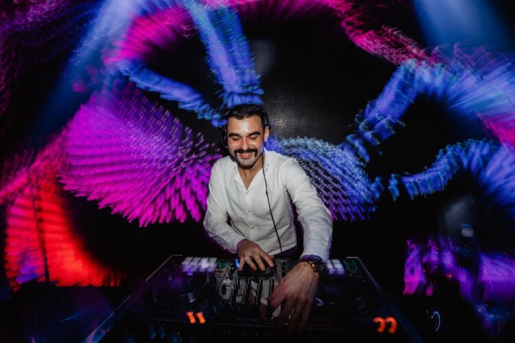 Com balada itinerante que começa no pôr do sol, DJs fazem festa eletrônica, na Capital