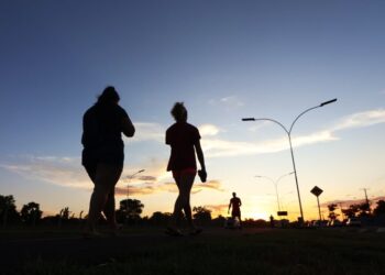 Apesar de temperaturas amenas ao amanhecer e à noite, tempo quente e seco é destaque nesta quinta
