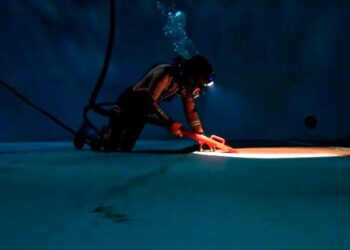 Para garantir qualidade da água, Águas investe em limpeza de reservatórios com mergulhadores profissionais