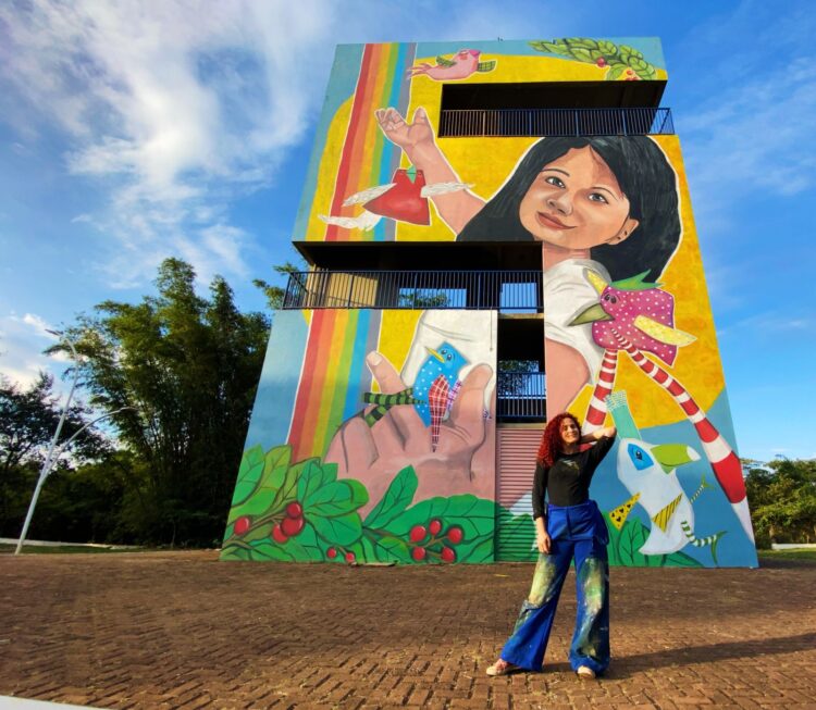 Com cores, passarinhos e tecnologia, muralista transforma o principal parque de Ponta Porã