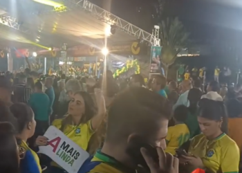 Adriane lança pré-campanha com todos de verde e amarelo “sem a presença do Capitão, mas com o General”