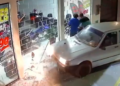 Quadrilha usa carro para quebrar porta de loja e levam R$ 40 mil em capacetes de moto