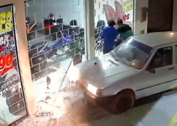 Quadrilha usa carro para quebrar porta de loja e levam R$ 40 mil em capacetes de moto