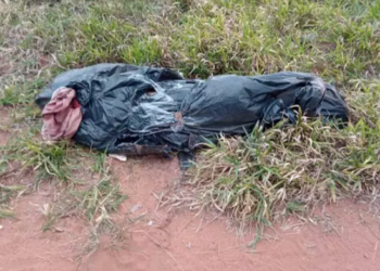Corpo de homem enrolado em lona preta é encontrado na fronteira