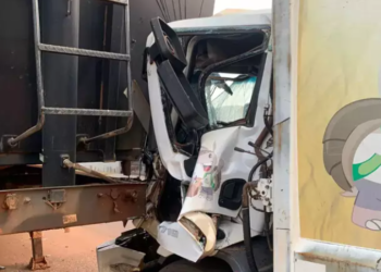 Cabine de caminhão fica destruída em colisão com carreta e condutor teve ferimentos leves