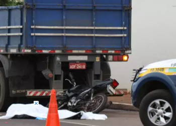 Motociclista morre ao bater na traseira de carreta estacionada, na Capital