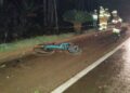 Ciclista morre atropelado e condutor de caminhonete, que capotou, também, na BR-163