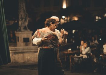A dois: dança de salão pode beneficiar saúde do corpo e da mente e ainda melhorar vida social