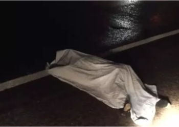 Motociclista de 65 anos morre atropelado por carro e condutor foge do local