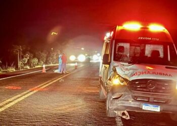 Homem morre atropelado, após surgir na frente de ambulância do Samu