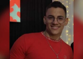 Família se despede do rapaz que morreu no hospital, após bater moto em poste, na Capital