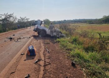 Colisão entre Fiat Strada e carreta mata um condutor na BR-267