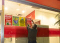 Pedindo reajuste salarial, bancários promovem “cachorrada dos bancos” distribuindo cachorro-quente para população