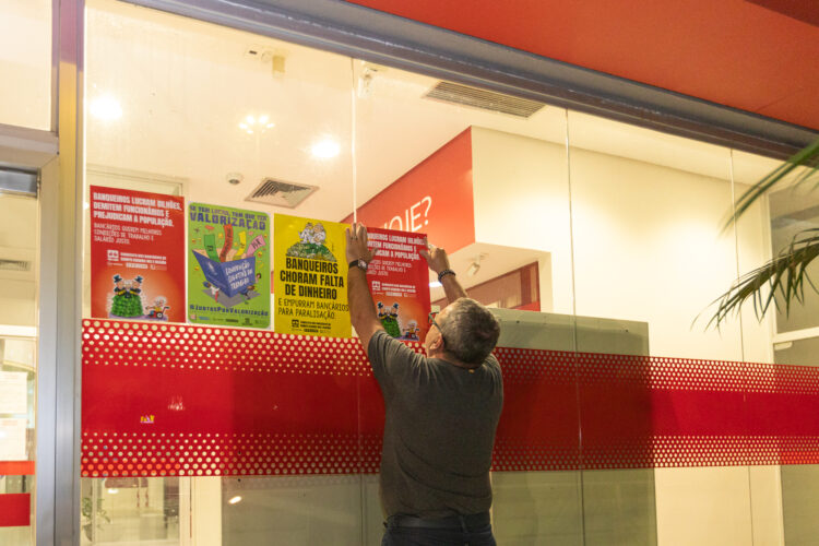 Pedindo reajuste salarial, bancários promovem “cachorrada dos bancos” distribuindo cachorro-quente para população