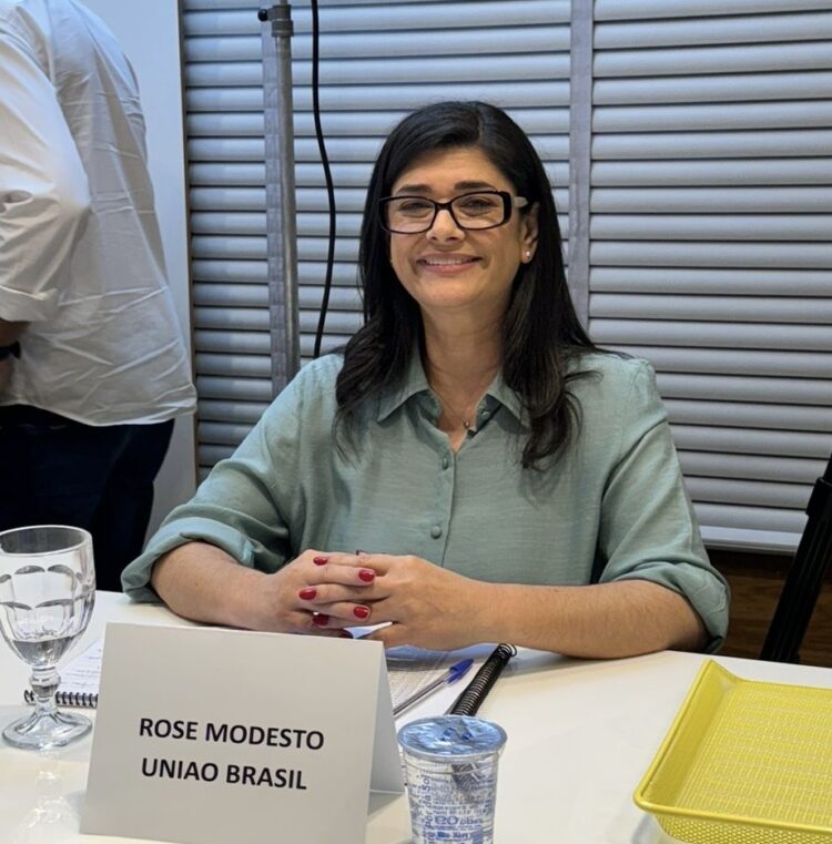 Rose diz que dará fim a gastança na prefeitura e vai tirar 4 mil famílias debaixo da lona