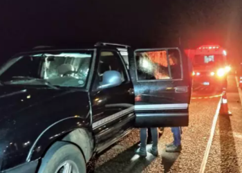 Mulher morre eletrocutada com fio grudado na boca ao tentar consertar máquina de lavar