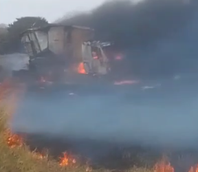 Colisão frontal entre carretas, seguida de explosão, mata um condutor, na MS-270