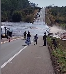 Barragem de condomínio estoura e interdita totalmente trecho da BR-163, entre CG e Jaraguari