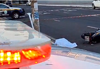 Motociclista morre ao colidir CB300 contra poste na Avenida Bandeirantes