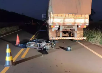 Jovem bate com moto na traseira de carreta estacionada e morre, em Caarapó