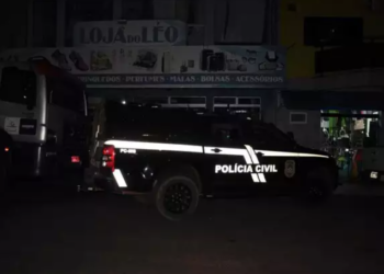 Mulher mata o marido de 60 anos enforcado com um fio e se entrega a polícia