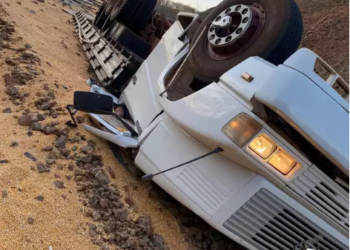 Caminhão capota na BR-060 e motorista é encontrado morto na cabine