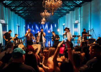 “As Moças da Boate Azul”: Elvis e Adriano se unem com compositores de sucesso em nova música