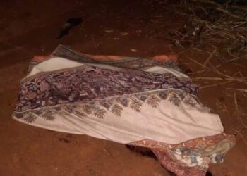 Homem é encontrado morto a golpes de faca pela esposa na fronteira