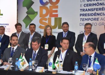 Governador Eduardo Riedel toma posse como presidente do Codesul