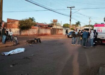 Motociclista não respeita sinalização, colide com carro e morre, em Dourados