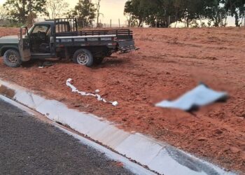 Condutor de caminhonete é arremessado e morre em colisão, na BR-359