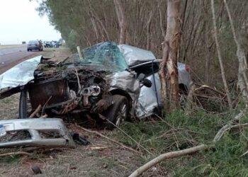 Honda Civic colide na traseira de Uno, depois em árvore na BR-163 e condutor morre