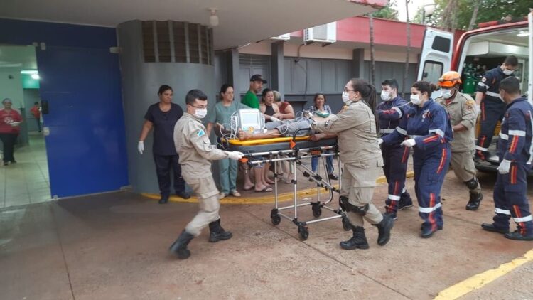 Dupla de moto atira em jovem em frente de conveniência de Dourados e ele morre em hospital