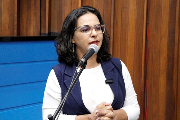 Deputada Gleice Jane apresenta projeto que garante direito aos pais de acompanharem desempenho escolar dos filhos