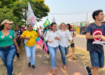 Em caminhada na Cafezais, Adriane destaca avanços e projetos de melhoria para a região Anhanduizinho