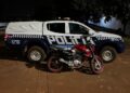 Criança cai de moto em que mãe estava e o piloto bêbado empinava e morre