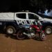 Criança cai de moto em que mãe estava e o piloto bêbado empinava e morre