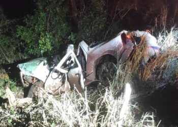 Amigos de trabalho saem da pista na BR-262, colidem em árvores com carro e um morre