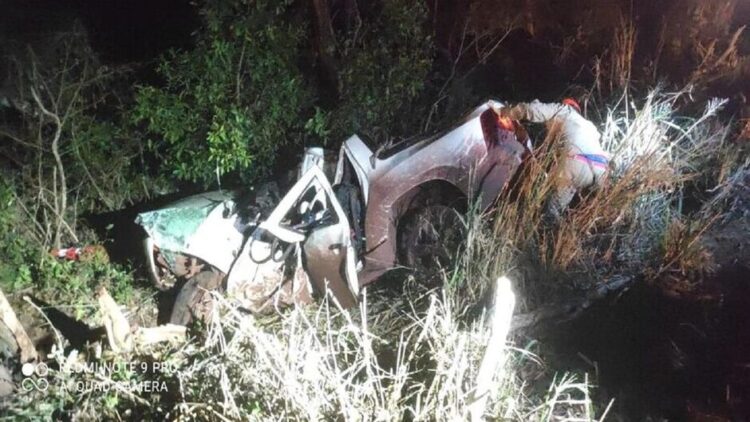 Amigos de trabalho saem da pista na BR-262, colidem em árvores com carro e um morre